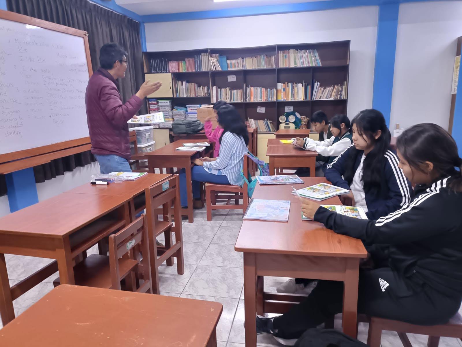 Clase de ingles de Reimaginando con estudiantes