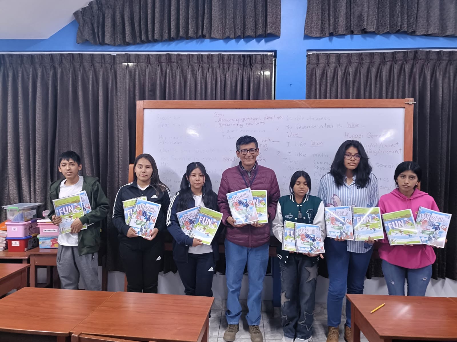 Estudiantes de Reimaginando con materiales de aprendizaje