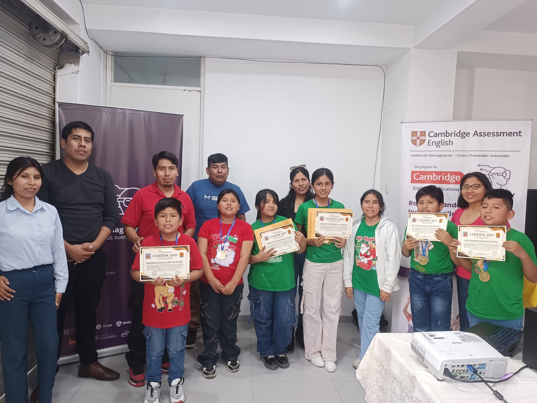 Estudiantes de Reimaginando recibiendo certificados